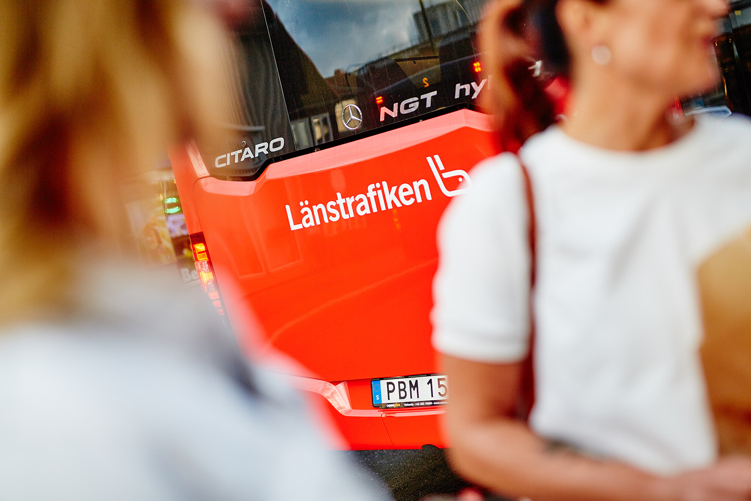 En närbild på en buss med Jönköpings Länstrafiks logga.