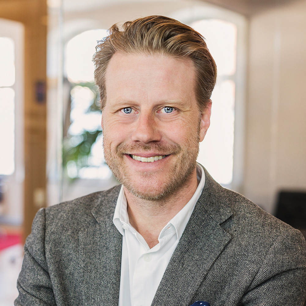 A portrait picture of Fredrik Knutson at the office.